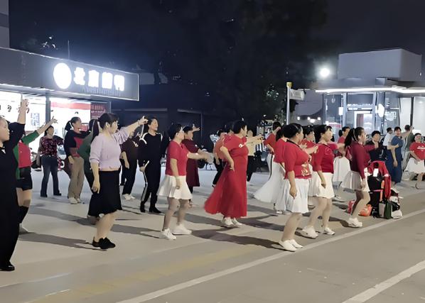 当小区广场舞队进军元宇宙（居民小区跳广场舞）