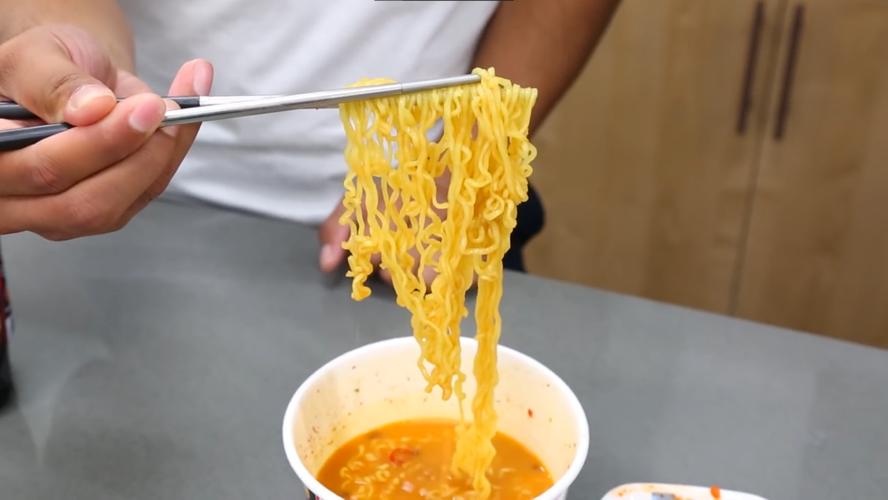 泡面弯曲设计的流体力学(方便面弯曲原理)